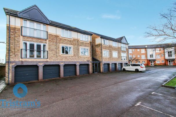 References Pending - 2 bed Apartment - Photo 1