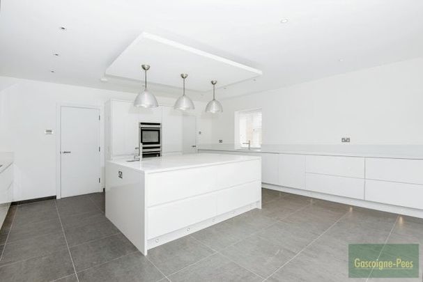 Baron's Hurst, Epsom, KT18 - Photo 1