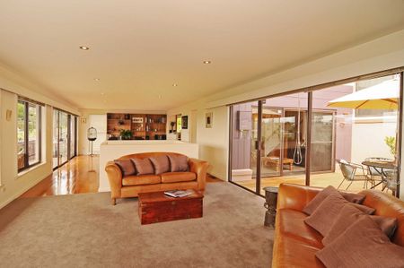 Four bedroom in Sandy Bay with River Derwent views - Photo 2