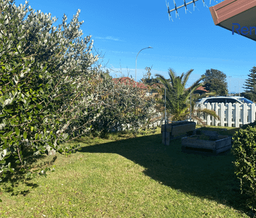 Sunny Mount Maunganui Living with a Charming White Picket Fence - Photo 6