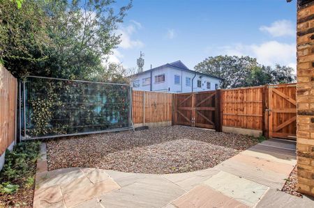 4 bedroom end of terrace house to rent - Photo 2