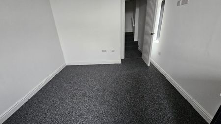 2 bed Flat - To Let - Photo 5