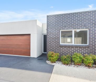 MODERN LOW MAINTENANCE 3 BEDROOM VILLA - Photo 5