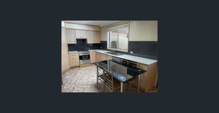 Comfort & Convenience in Notting Hill – 24 Risdon Drive - Photo 4