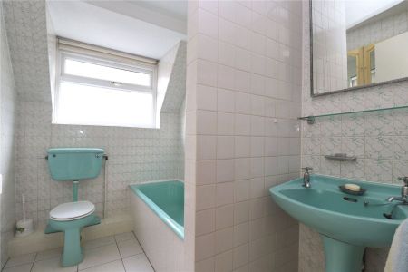 Lucerne Close, Woking - 4 bedrooms Property for lettings - Seymours - Photo 2