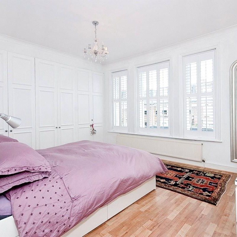 2 bedroom flat in London - Photo 1