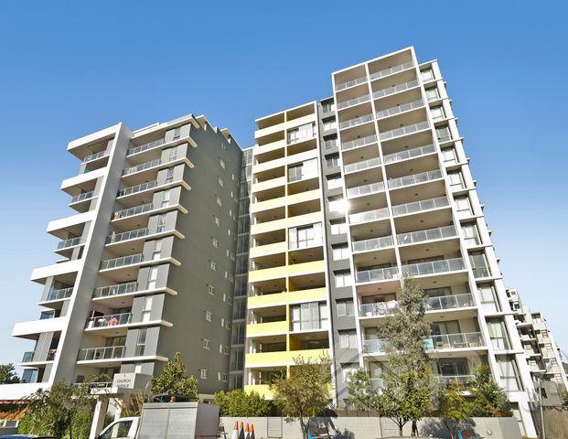 Spacious Modern 2 bedroom + study apartment with amazing few for lease now! Close to station and mascot centre. - Photo 1