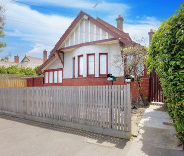 Refurbished Apartment With Sunroom/Study Close To Amenities - Photo 1