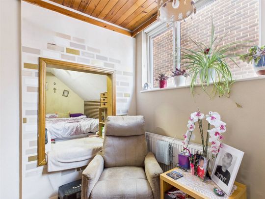 Seymour Gardens, Feltham, TW13 - Photo 1