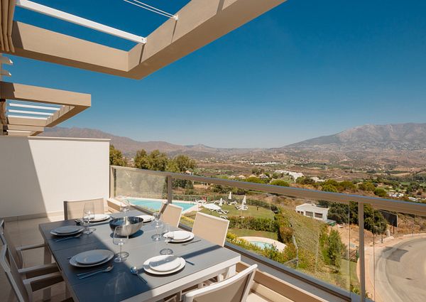 Apartment located in the Harmony Urbanization, in Cala de Mijas. The apartment is distributed on one floor, the house consisting of three bedrooms, 2 bathrooms, living room, dining room, kitchen, terrace and solarium and on a second floor the solarium.