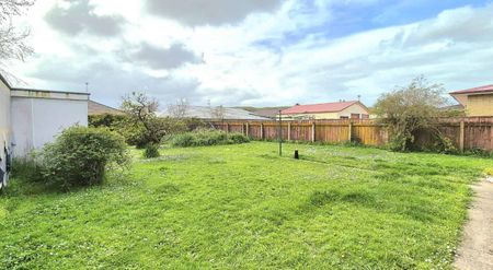 Sun-Drenched Living in Whanganui East - Photo 3