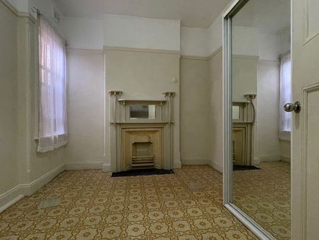 Oversized neat and tidy 2-bedroom shop top flat - Photo 3