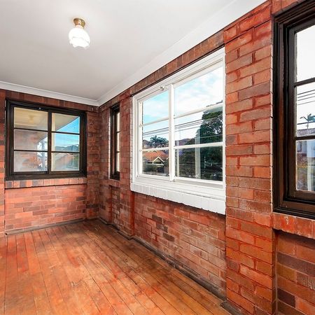 Huge Art Deco Apartment in a Prime Kensington Location - Photo 4