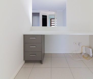 Modern 4 Bedroom Home In Quiet Location - Photo 5