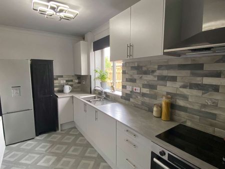 Newly Refurbished Ensuite Double Room Room 2 - Photo 4