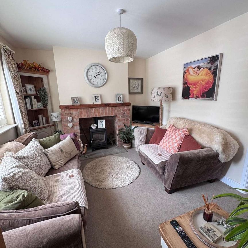 A charming two-bedroom end-terrace cottage constructed of attractive red brick, enjoying far-reaching views across the Nottinghamshire countryside. Extensively - Photo 1