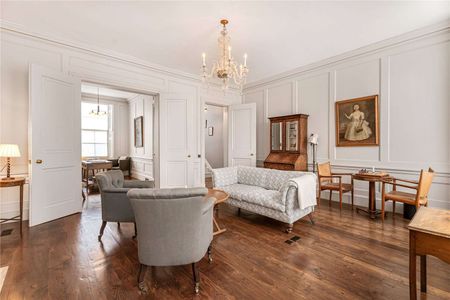 This exceptional Grade II listed house is situated on the east side of Doughty Street, benefiting from both morning and afternoon sunlight. - Photo 3