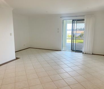 Stunning modern 2 bedroom studio with incredible water views - Photo 6