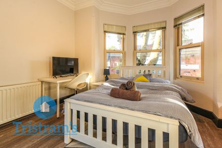 References Pending - 7 bed Detached House - Photo 2