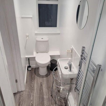 1 bedroom in a house share to rent - Photo 4