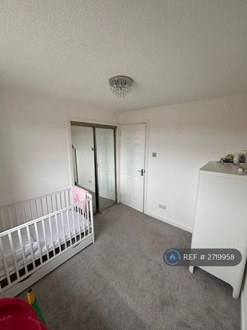 4 bedroom detached house to rent - Photo 2