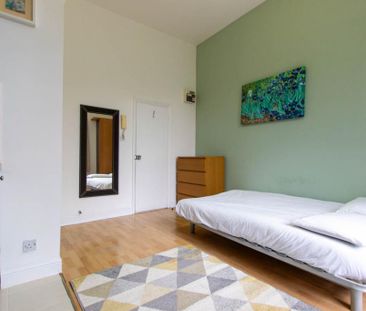 Flat 03 West Cromwell Road, Earls Court SW5 9QL - Photo 1