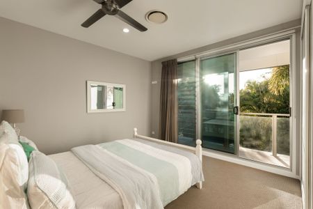 Family Home in Hawthorne's Exclusive Riverfront Avenues - Photo 5