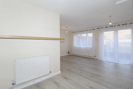 2 Bedroom Maisonette - Garden To Let - Photo 3