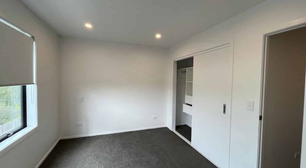 Discover the perfect blend of comfort and convenience in this modern townhouse - Photo 1