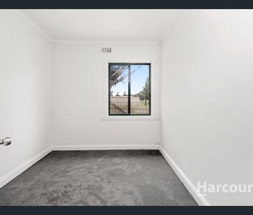 Charming House - Photo 3