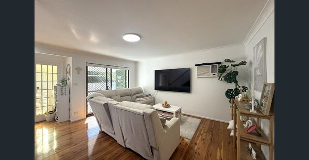 SPACIOUS FOUR BEDROOM TOWNHOUSE - Photo 1