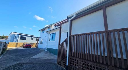 Spacious 6 Bed, 3 Bath in Glendene - Photo 3