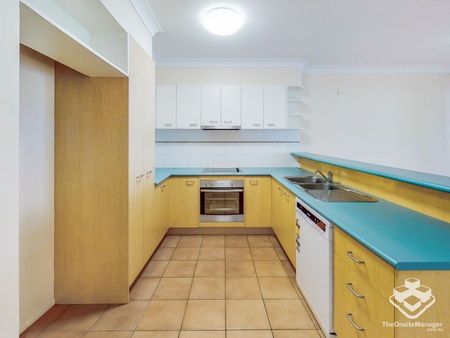 Part furnished 3 bedroom spacious townhouse for rent in sought after Corinda - Photo 2