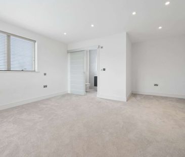 An exceptional contemporary five bedroom home of high specification... - Photo 3