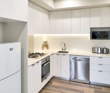 Large Two Bedroom Apartment with Balcony - Photo 2