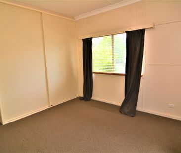 FAMILY HOME WITH GREAT GARAGING - Photo 4