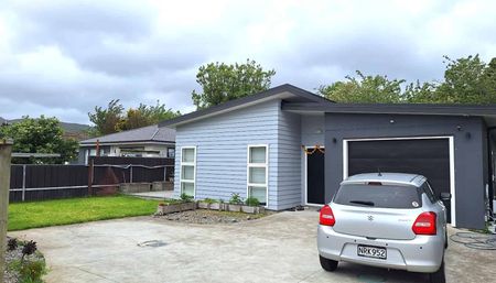 Modern Family Home - Photo 3