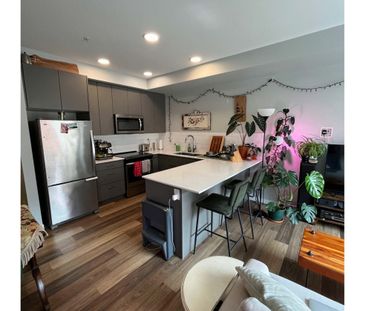 Glenmore Central 1 Bedroom Suite + Den – Pet Friendly! - Photo 2