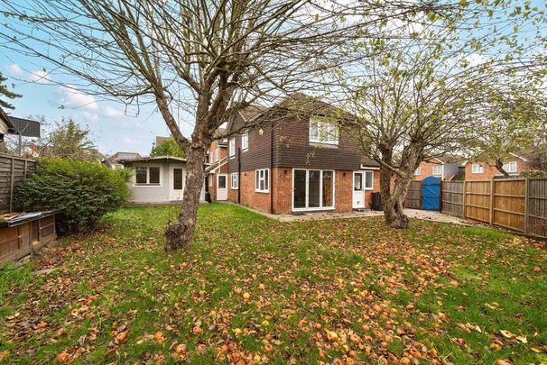 4 bedroom link detached house to rent - Photo 1