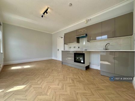 3 bedroom flat to rent - Photo 3
