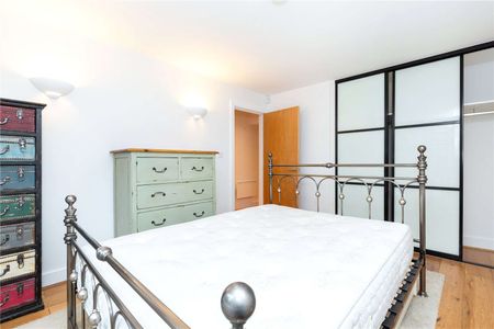 Located just moments from Angel Station and within easy reach of all of Upper Streets delights we offer this spacious one bedroom apartment. - Photo 5