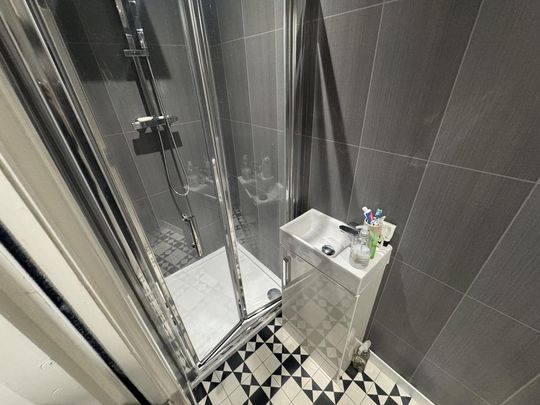 1 bedroom in a house share to rent - Photo 1