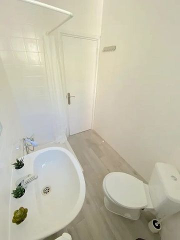 Plaza Gelo, Sevilla, Andalusia 41009 - Photo 5