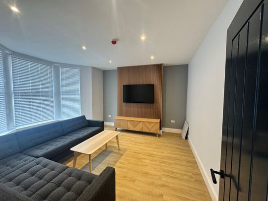 6 Bed Terraced House, Gresford Avenue, L17 - Photo 1