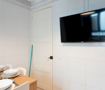 Cozy room with outside window in Barcelona - Photo 4