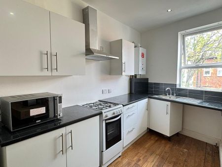 3 bedroom flat to rent - Photo 4
