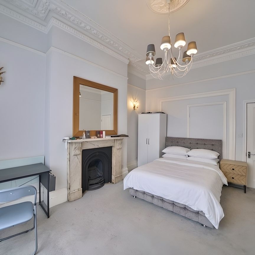 3 Bed Flat, Lillie Road, SW6 - Photo 1