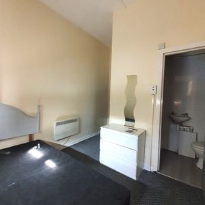 £700 PCM, Furnished One Bedroom Flat in Partridge Road, Roath, Cardiff, CF24 3QW - Photo 2