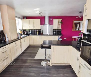 4 bedroom end of terrace house to rent - Photo 3