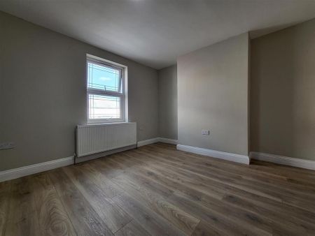 4 bedroom flat to rent - Photo 3